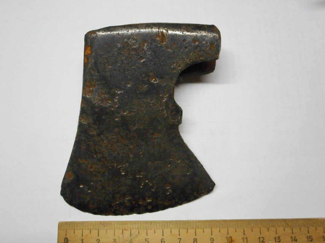 Почистил топор.