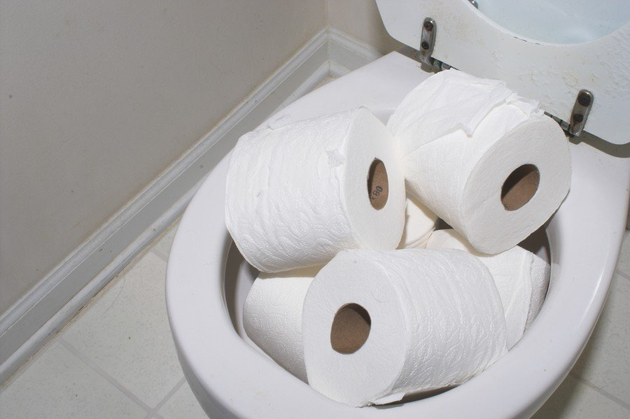 Можно ли кидать туалетную. Туалетная бумага в туалете. Использованная туалетная бумага. Рулон бумаги в унитаз. Туалетная юумага в туале.
