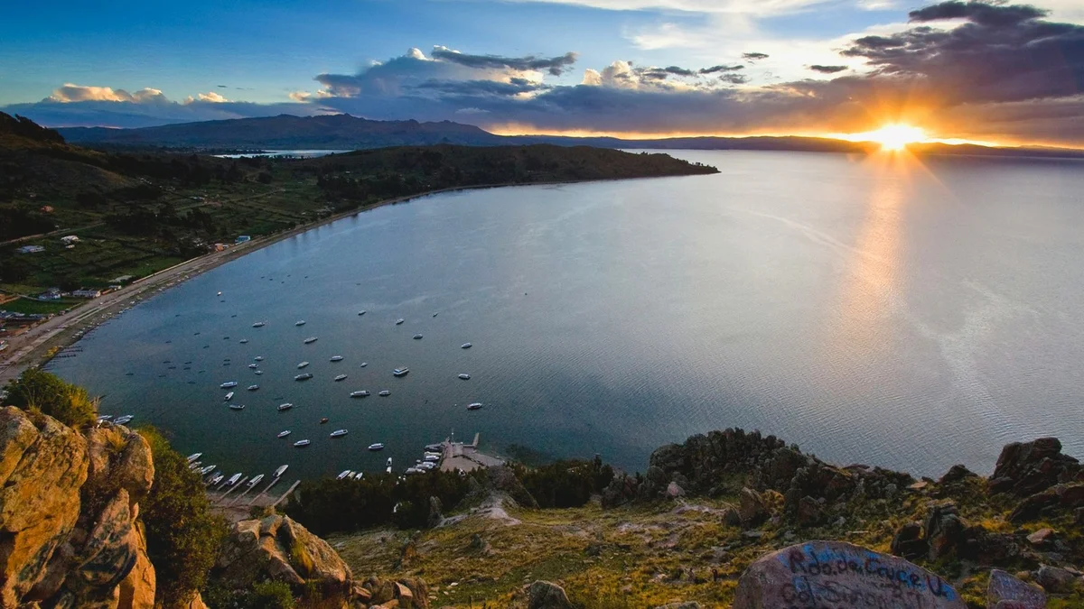 Озеро титикака в южной америке. Боливия озеро Титикака. Озеро Титикака Перу. Южная Америка озеро Титикака. Высокогорное озеро Титикака.