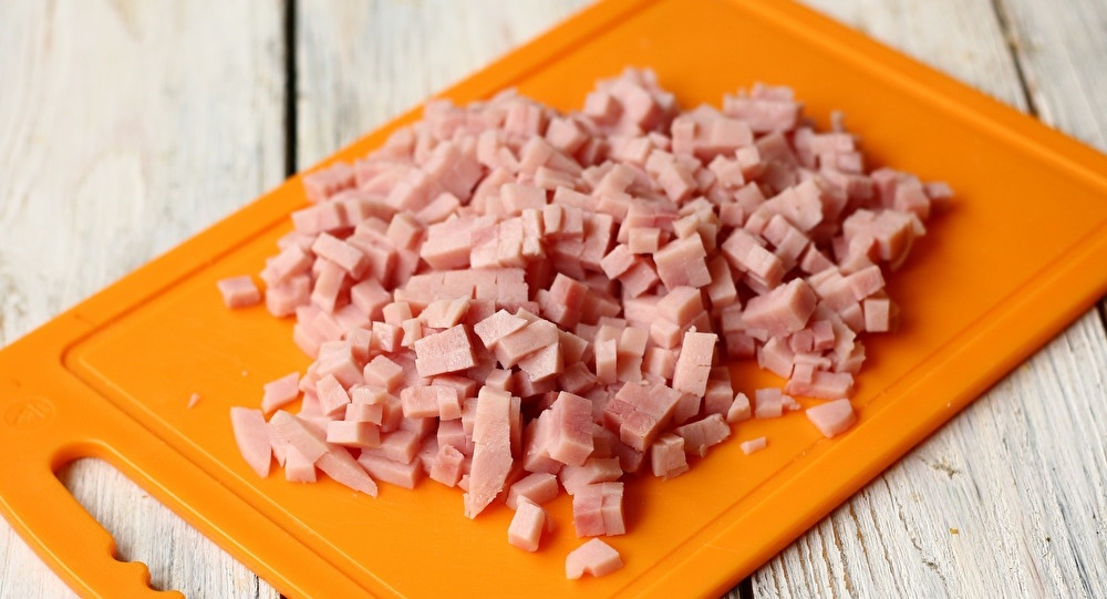 Нарезаем ветчинку(можно кубиками, либо соломкой)