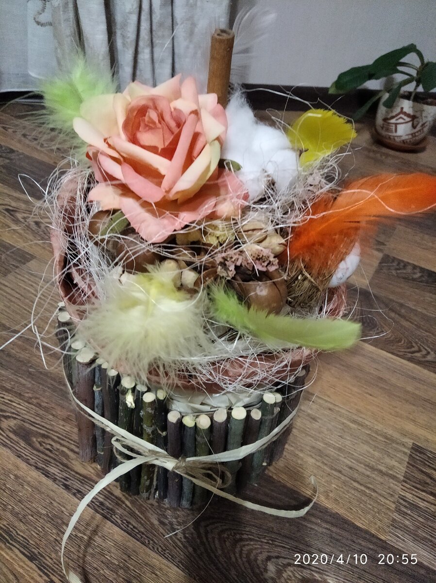 Вот такой пасхальный букет из орехов,сухоцветов,сезаля,пёрышек и цветов возможно порадует вас. С наступающим праздником!