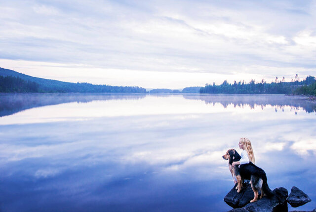 Фоторабота: Йонна и её пёс. Озеро в Шведции