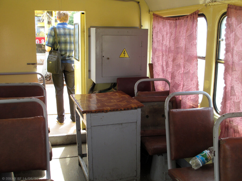 Мягкие сиденья, занавески. Всё располагает к комфортной поездке работников на ремонты.