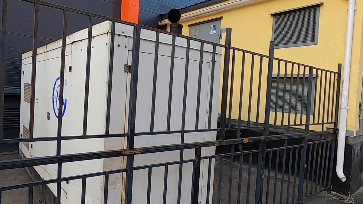 Вот сам дизель-генератор, он шумит как полноценный танк!