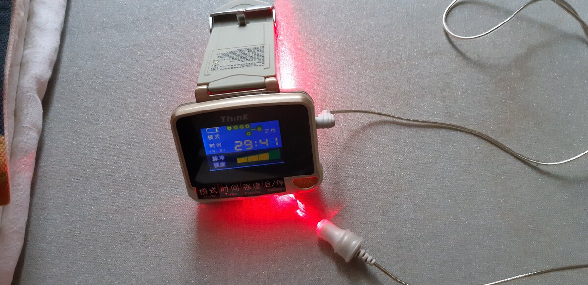 Прибор имеет несколько режимов работы. Излучатель включён.