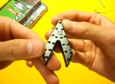 Вот так выглядит один из вариантов плоского грузила для макушатника