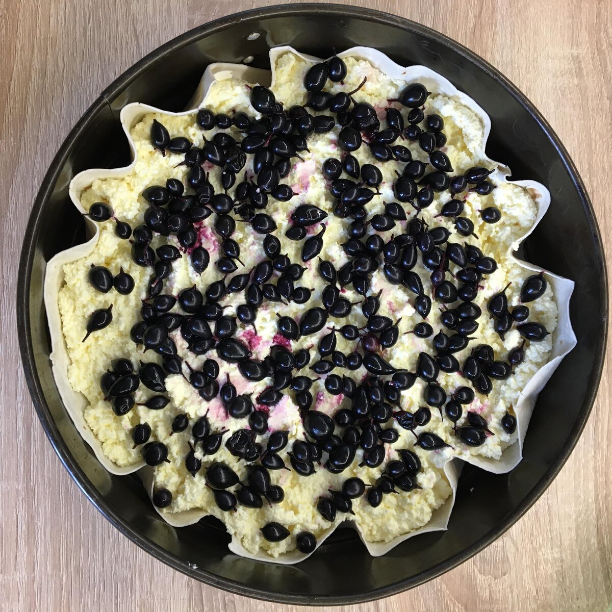 Черная смородина отлично сочетается с творогом