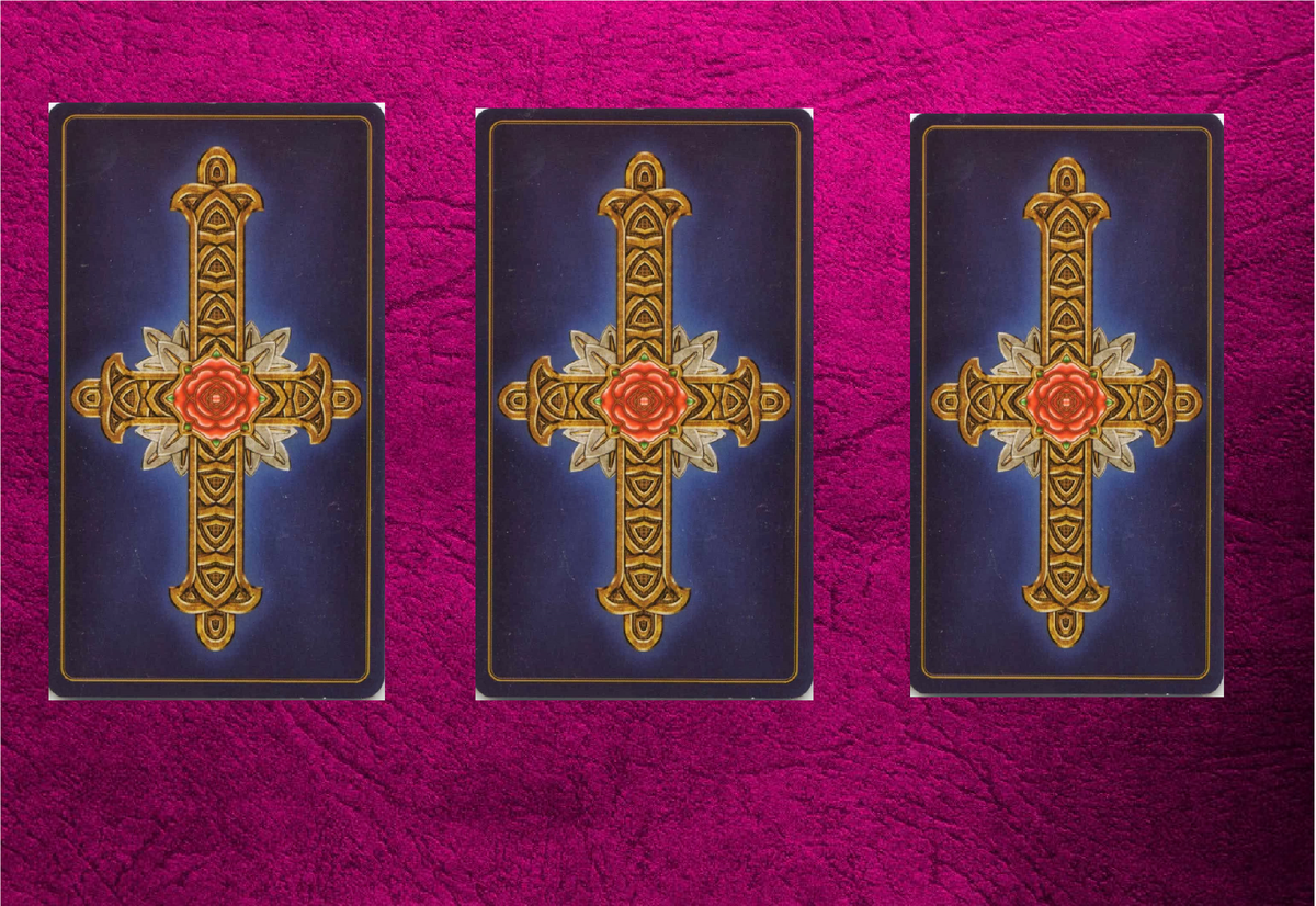 Слева 1, в центре 2, справа 3. Таро универсальный ключ. Фото автора.