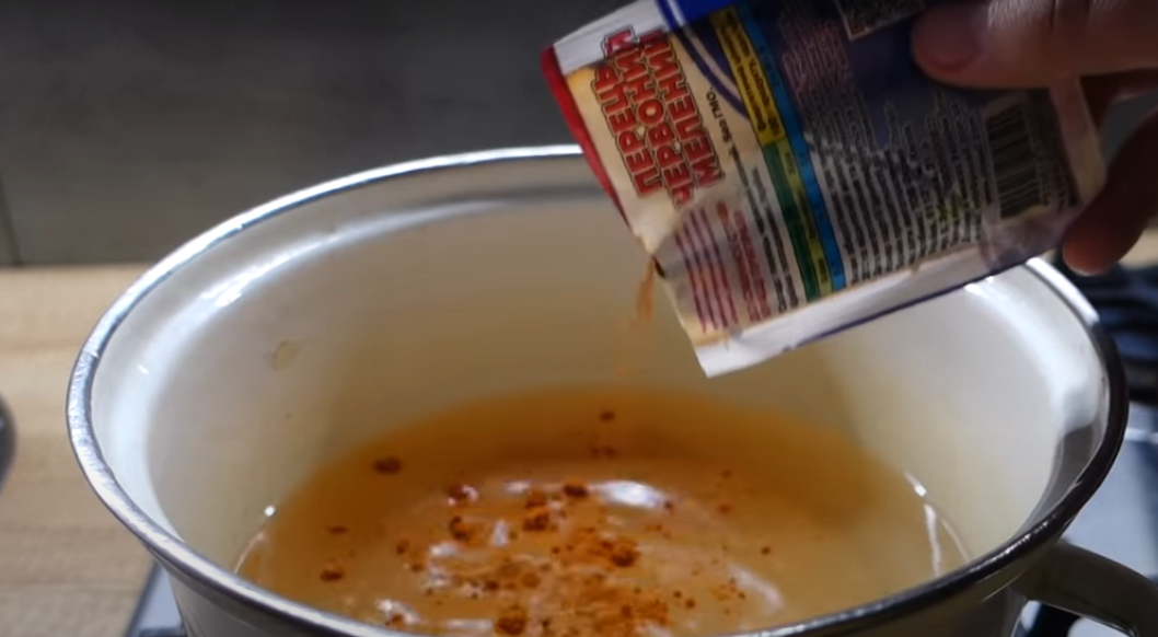 Ставим на газовую плиту и вносим главный ингредиент, а  это молотый красный острый перец.