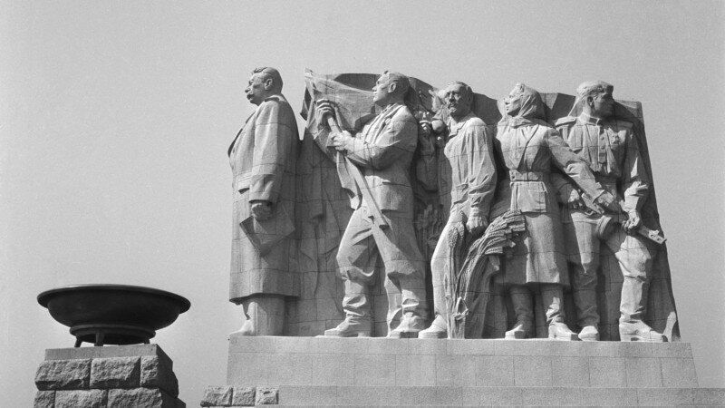 Композиция "Народ Чехословакии — своему освободителю""