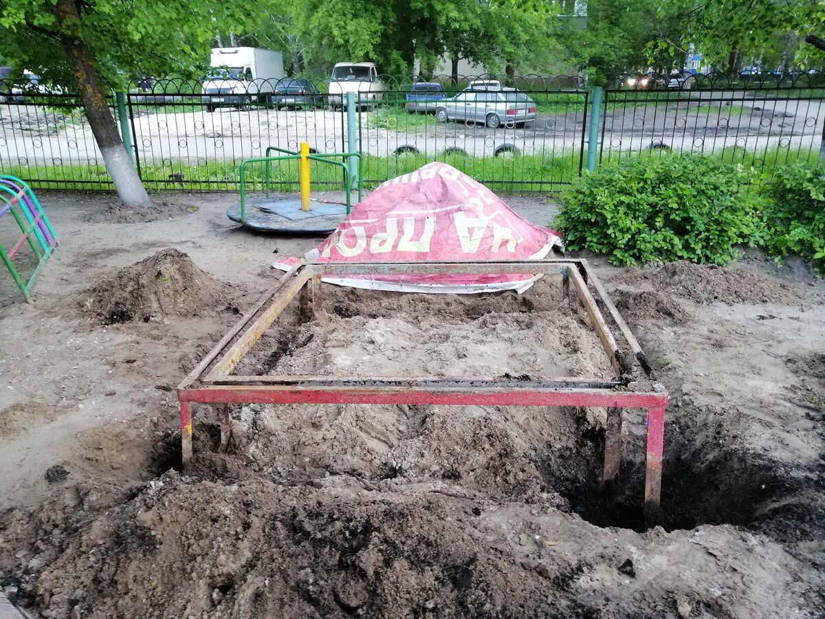 Я думаю, что эта песочница могла бы простоять на этом месте ещё несколько десятилетий и ничего бы с ней не случилось. Ведь она из кирпича и прочной металлической конструкцией в основании.
