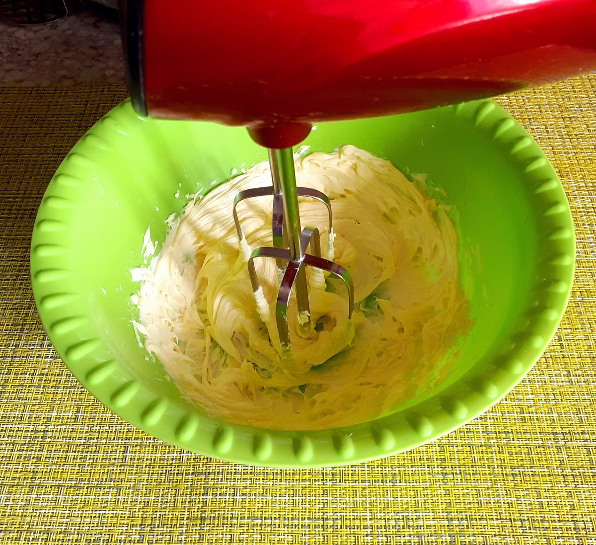 Сливочное масло комнатной температуры слегка взбиваем.