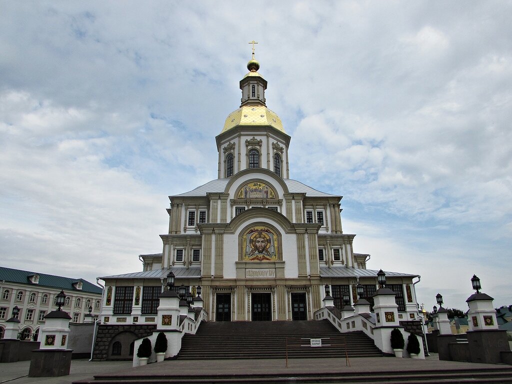 Дивеево. Новгородская область. Благовещенский собор. Строительство Благовещенского собора началось по завету преподобного Серафима, который говорил, что должен быть в обители ещё один храм, который встанет в одну линию с колокольней и Троицким собором, в конце Святой Канавки.26 апреля 2012 года в Троицком соборе митрополит Георгий совершил молебен на начало доброго дела.