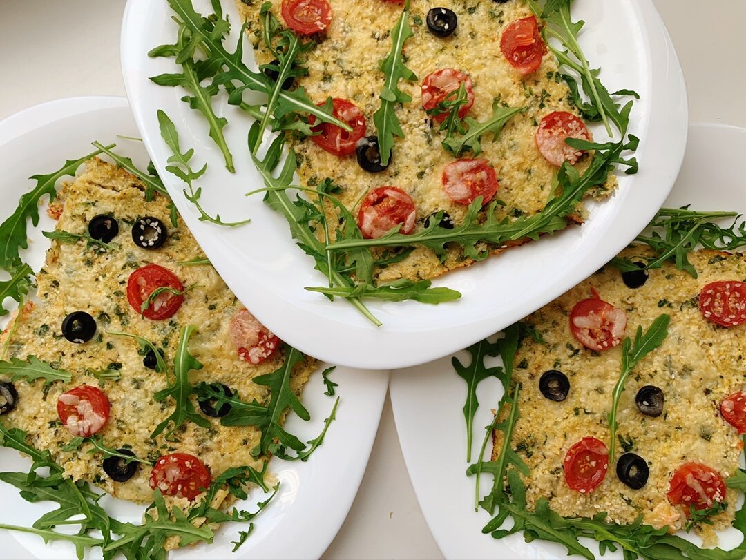 Фокачча — итальянская пшеничная лепёшка, которую готовят из различных видов теста.  Я же предлагаю вам в 3 раза менее калорийную, безуглеводную версию! Очень вкусная диетическая фоккача  со вкусом пиццы, отлично идeт со сладким чаем и кофе. Можно подавать как закуску к основному блюду, а можно брать с собой на работу для перекуса.