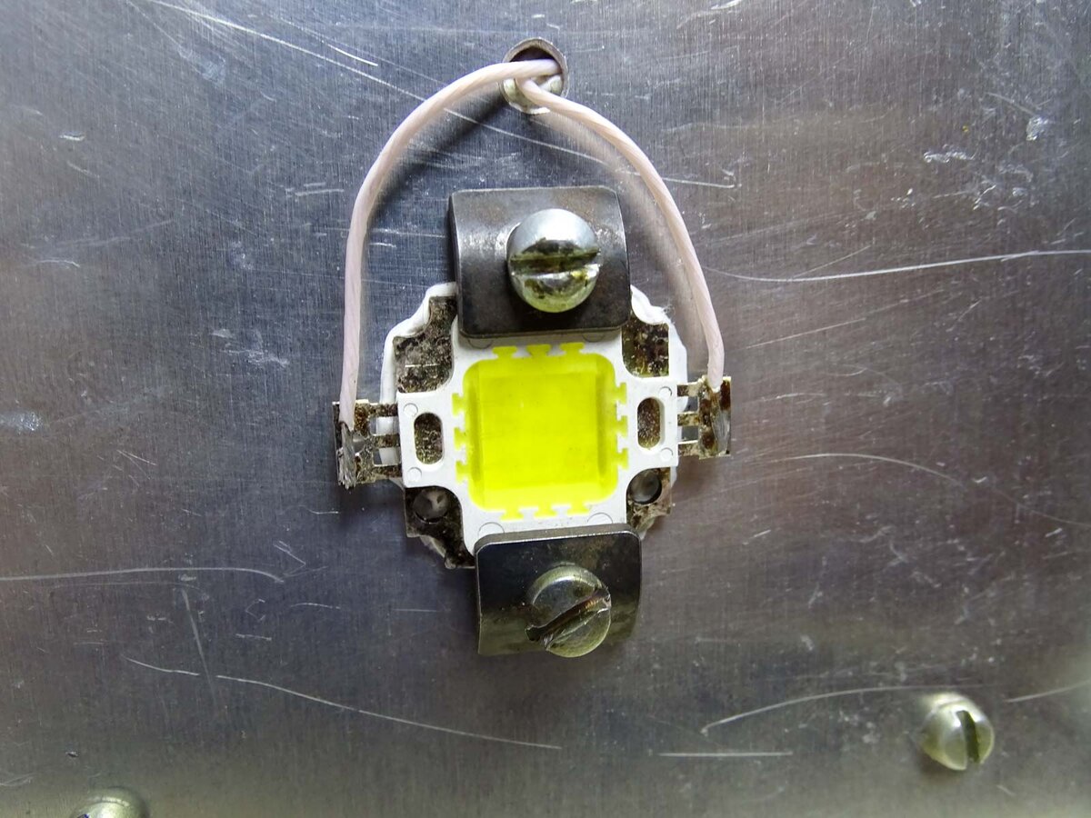 Вид спереди на светодиод