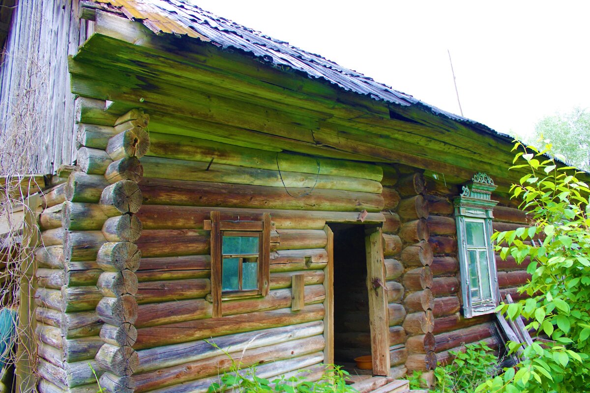 Глухая деревня. В дождь забежали в избушку брошенную еще в советское время, внутри остались старинные вещи людей,…