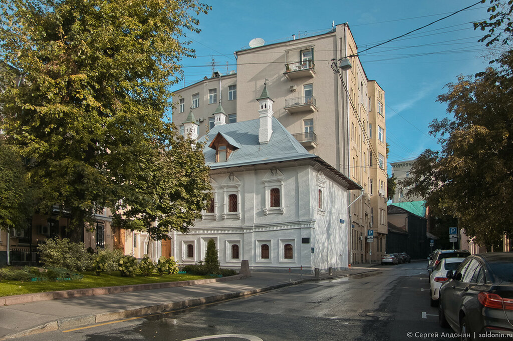 Брюсов переулок в москве