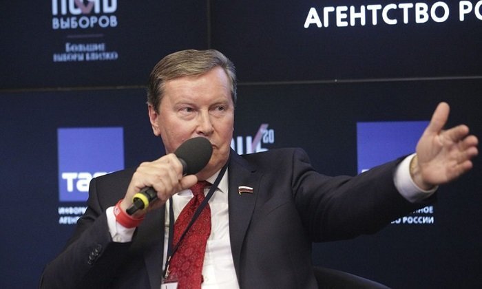Олег Нилов выступает на площадке «Ночь выборов». Источник: nilov-oa.ru