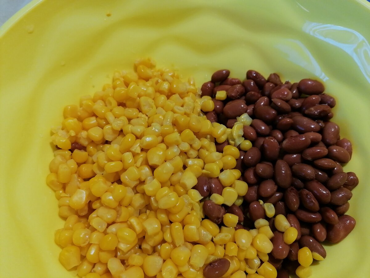 Блюдо с фасолью и кукурузой. Гурманка. Мексиканский салат. Салат фасоль кукуруза горох с сухариками. Салат с фасолью и кукурузой.