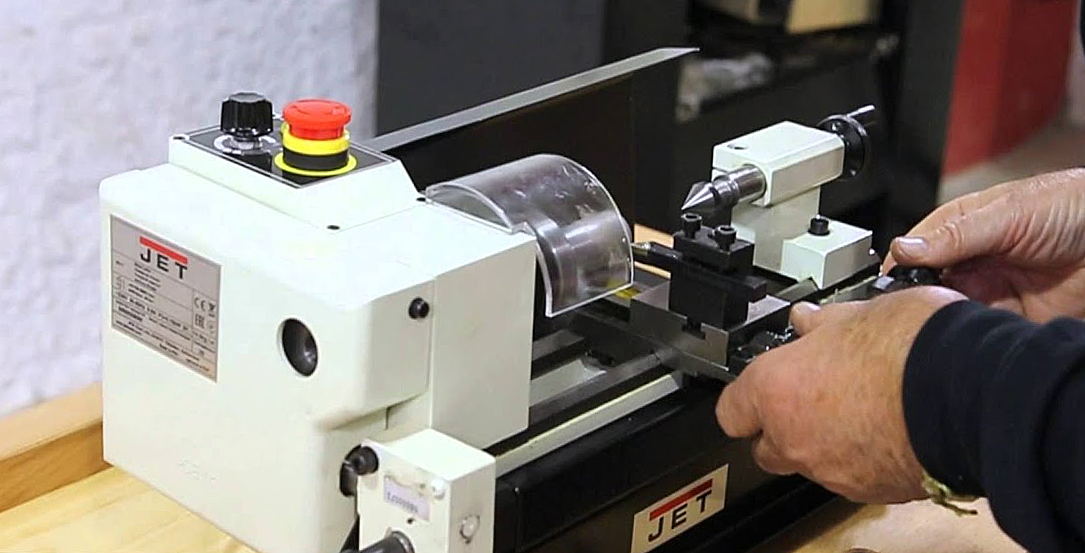 Токарный станок Jet BD-3. Похож на игрушку, ей по сути и является.