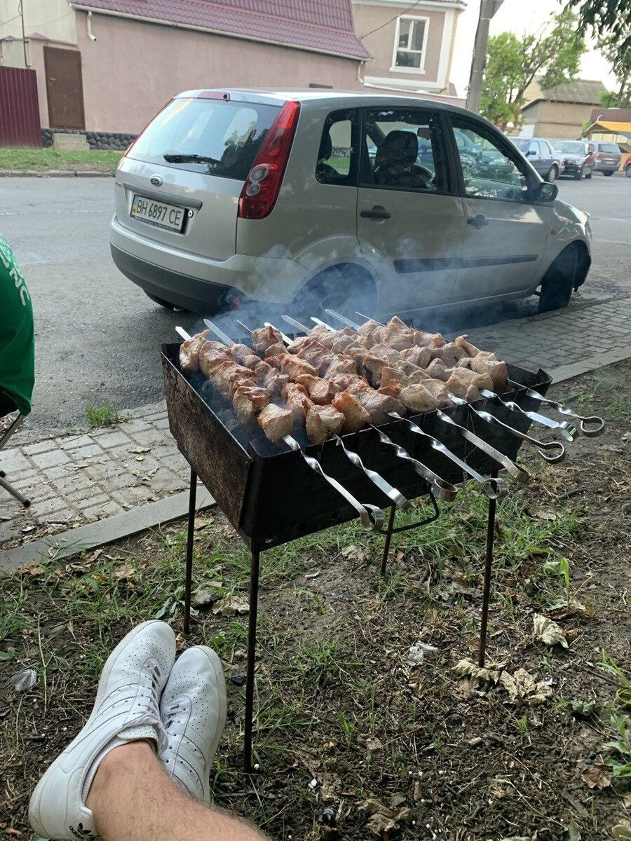 Приготовления мяса на мангале может быть разным, и самые популярные это приготовления мяса на шампурах, или на решетки. Если готовить мясо на шампурах, в таком случаи вы можете переворачивать кусочки мяса так как вам будет угодно и так более удобно готовить его.
Если все же вы готовите на решетки мясо, в этом случаи нужно чтоб жар был равномерно распределен по всему мангалу, так как если вам нужно будет перевернуть мясо вы переворачиваете полностью всю решетку со всеми кусочками мяса (но это в том случаи если решетка закрывается прижимая мясо) 
Ну а если же решетка обычная которая просто лежит на мангале ну а на нец мясо, в этом случаи удобно переворачивать каждый кусочек мяса отдельно