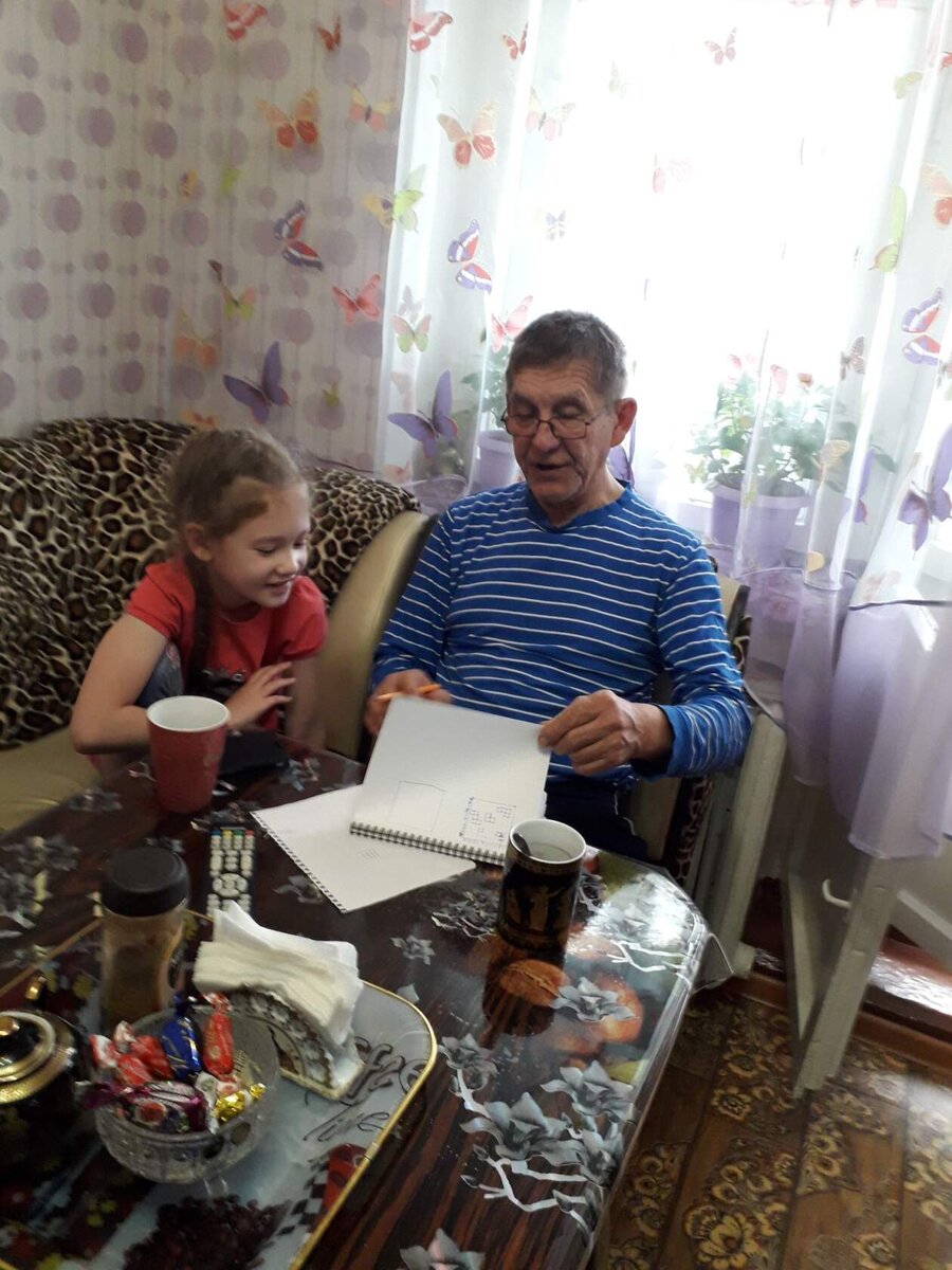 Дедушка (мой брат) учит внучку играть в "Морской бой"