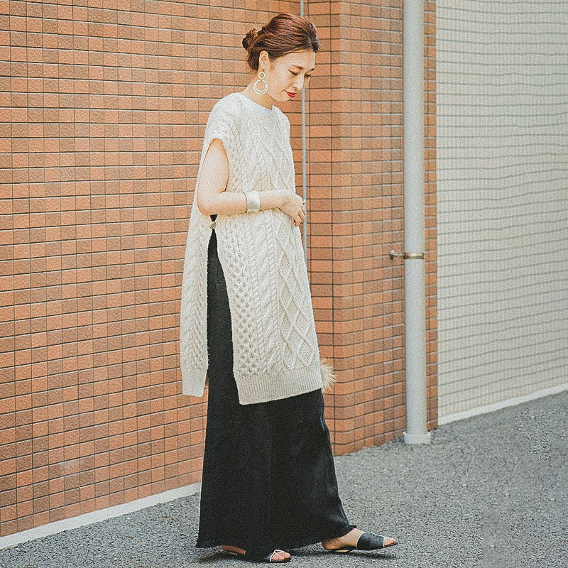 Удлинённая безрукавка-пончо