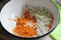 Для начала нужно приготовить овощное тесто для драников. Необходимо натереть на мелкой терке свежую тыкву. Измельчить мелким аккуратным кубиком луковицу. Чем тоньше нарезан лук – тем лучше. Добавить к овощам тертый чеснок.