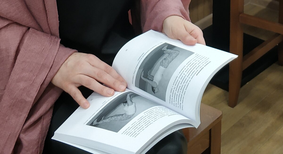 На фото книга Ксении Нефедовой "К чему приводит ЗОЖ: 15 лет невероятных экспериментов"