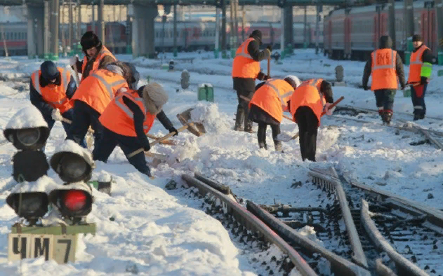 Снегоборьба на железной дороге. Расчистка железнодорожных путей от снега. Уборка снега на железной дороге.