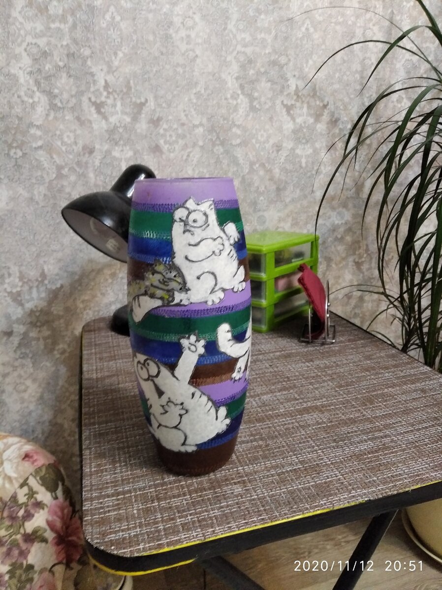 Ваза, расписанная картинками про Саймона