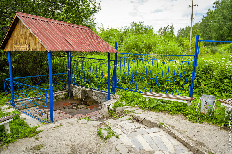 Родники свердловская. Крутихинский Родник Екатеринбург. Родник Московский Екатеринбург. Родник поющий Екатеринбург. Гаринский Родник Свердловской.