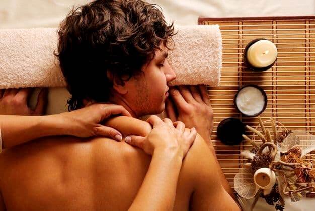 Начиная массаж с головы, плавно переходим на шею, а следом на спину. 