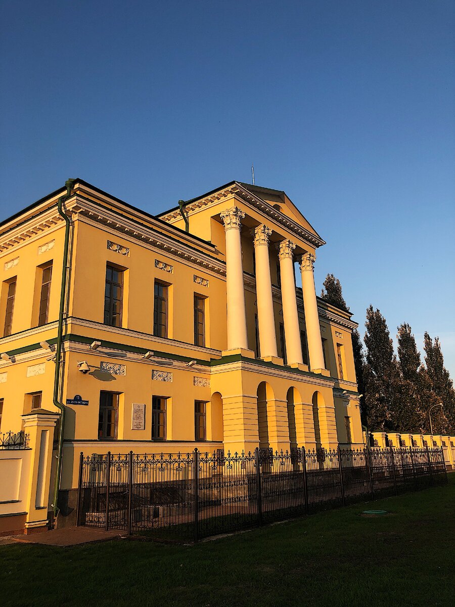 Дом купца Прасолова - образец русского провинциального классицизма. Был построен в начале XIX века. 