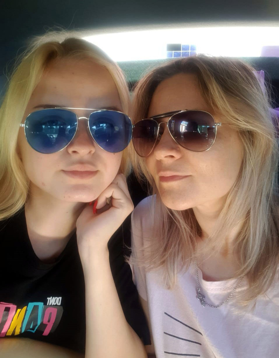 Вот они любительницы долго спать по утрам :) Милла и тетя Марина