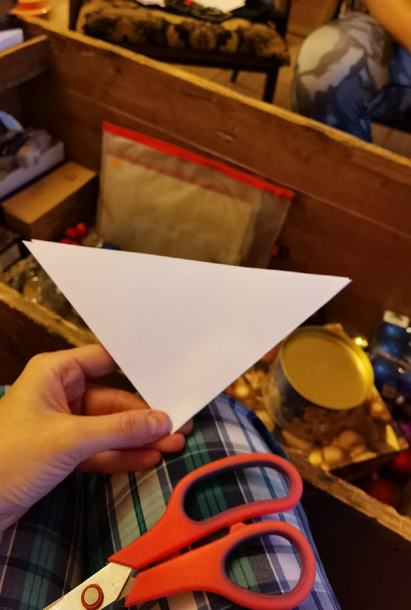 3. Большой треугольник складываем в маленький и тщательно проглаживаем сгибы