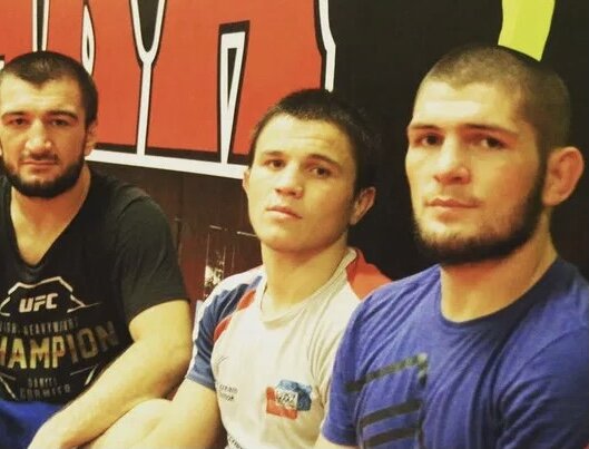 – У нас все спортзалы переполнены, а у вас – кальянные.