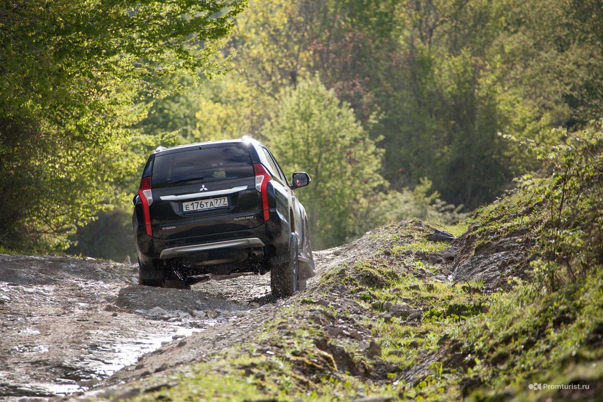 Паджеро спорт 3 поколения. Митсубиси Паджеро тест драйв. Mitsubishi Паджеро спорт тест драйв. Mitsubishi Pajero Sport 2023. Угол съезда Паджеро спорт 2.