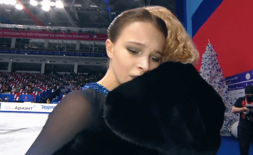 Анна Щербакова с большим трудом восстанавливает дыхание после короткой программы на Чемпионате России 2020/21 в Челябинске (источник - youtu.be/Wu-Au9kQJJ0) 