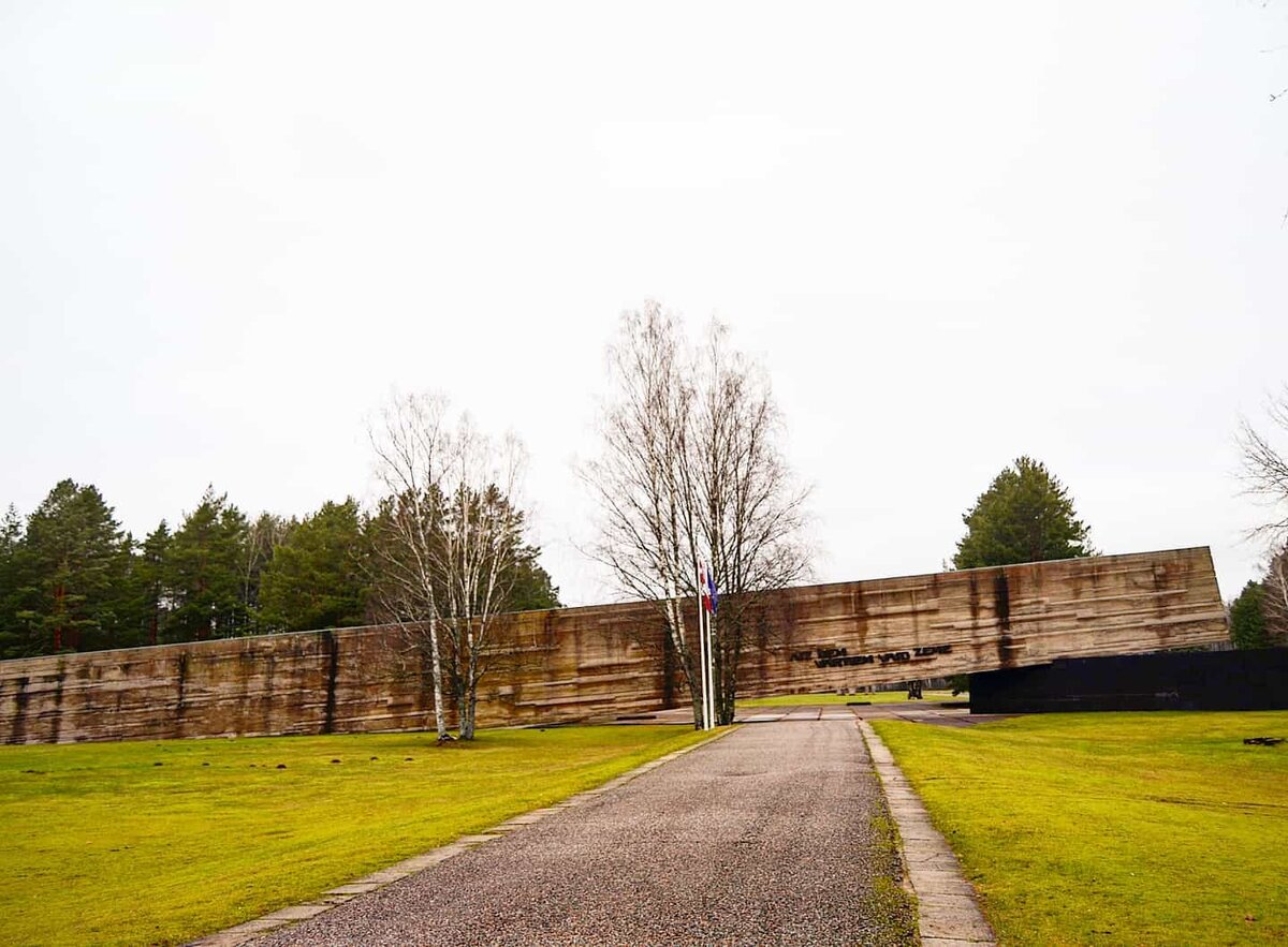 «За этими воротами стонет земля»
Саласпилс (концлагерь «Куртенгоф») — концентрационный лагерь, созданный во время Второй мировой войны на территории оккупированной нацистской Германией Латвии.