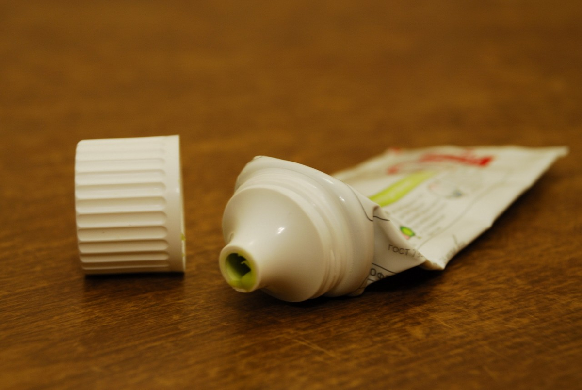 Зубная паста открытый тюбик. Тюбик от зубной пасты. Выдавленный тюбик. Пустой тюбик от пасты. Закрытый тюбик