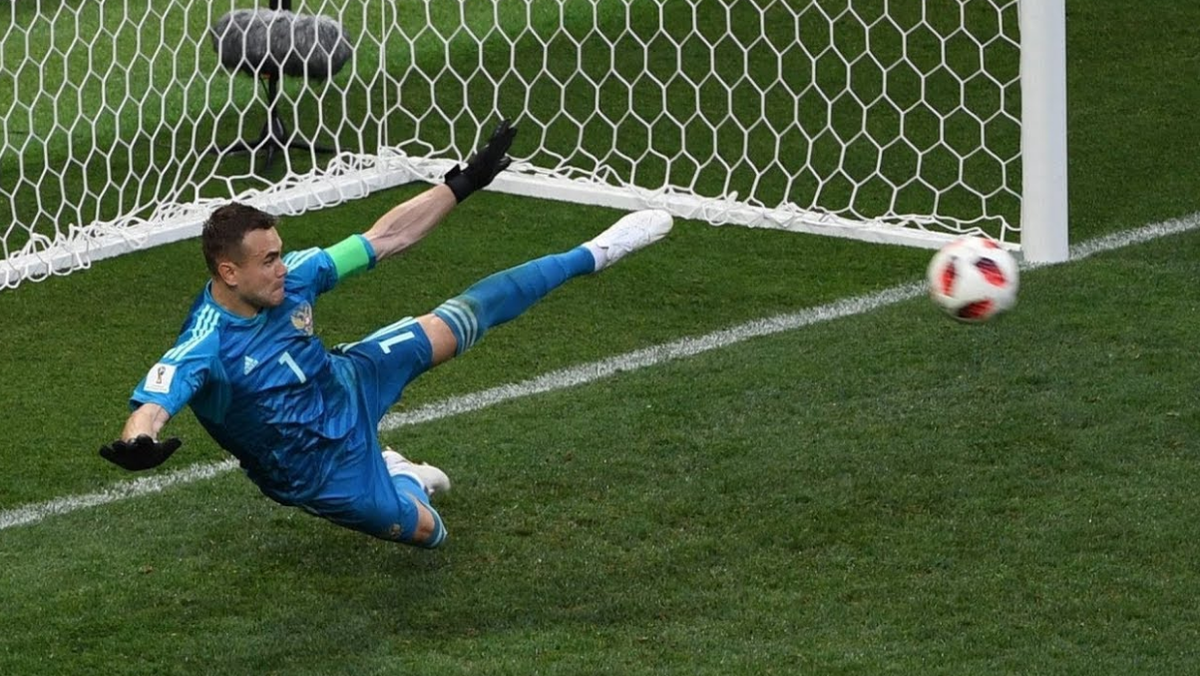 Знаменитая "волшебная"  нога Акинфеева отразила решающий пенальти на ЧМ-18 от сборной Испании. Фото из интернета.