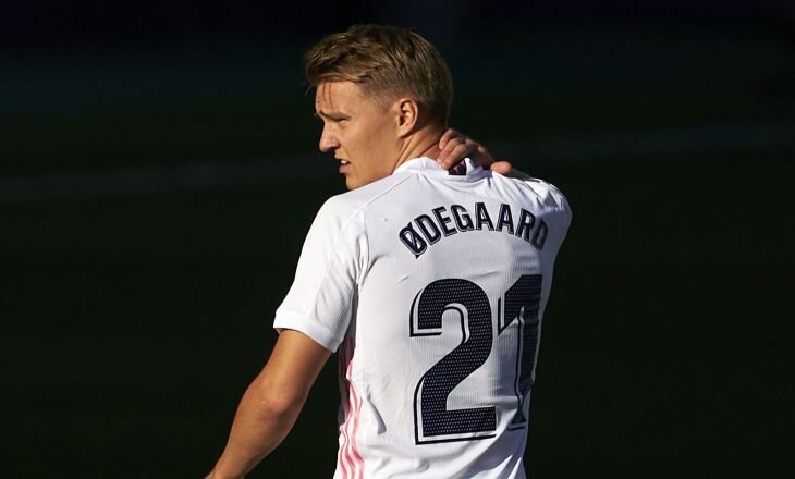 Лондонский "Арсенал" достиг договоренности с "Реалом" об аренде хавбека Мартина Эдегора. Соглашение не включает право выкупа, сообщает ABC.