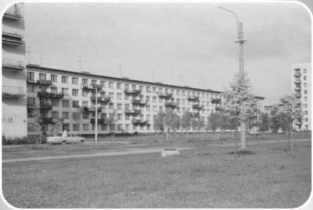 Судя по деревьям, это где-то 1970-71 год (кусочек моего дома виден)