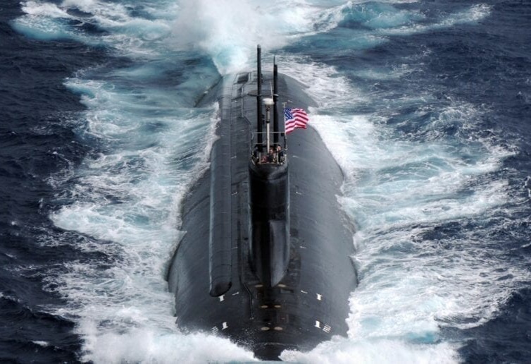 Быстроходная подводная лодка типа Seawolf USS Connecticut (SSN 22) пересекает Тихий океан во время ежегодных учений (ANNUALEX 21G). ANNUALEX - это ежегодные двусторонние учения с ВМС США и Морскими силами самообороны Японии. (Фотография ВМС США, сделанная специалистом по массовым коммуникациям моряком Адамом К. Томасом / опубликована)