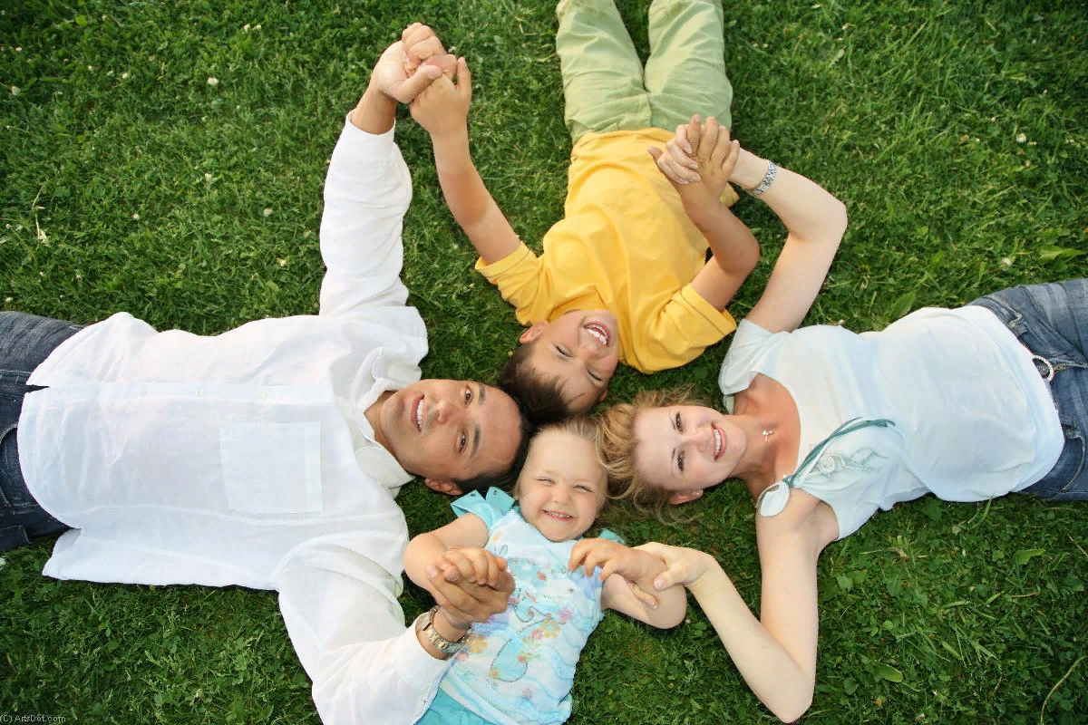 Люди лежали семьями. Семья лежит на траве. Счастливая семья на траве. Семейные фотографии. Счастливая семья на газоне.