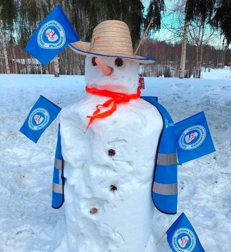 Снежный человек сигналит нам странными флажками - что-то хочет сказать.