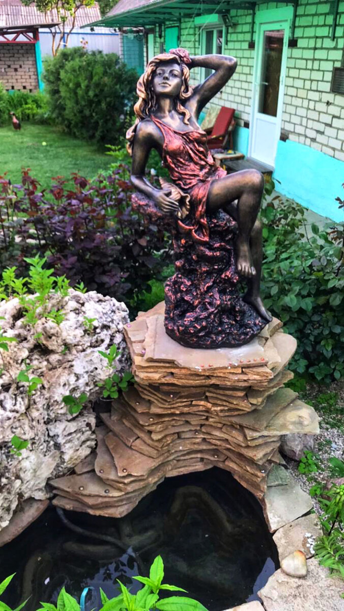Фонтан  Девушка на камне