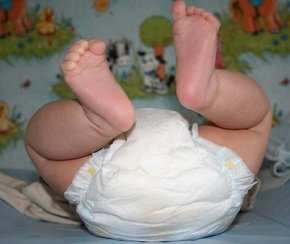 Производители гарантируют, что их одноразовые подгузники впитывают всю влагу, и попка малыша в них остается абсолютно сухой.