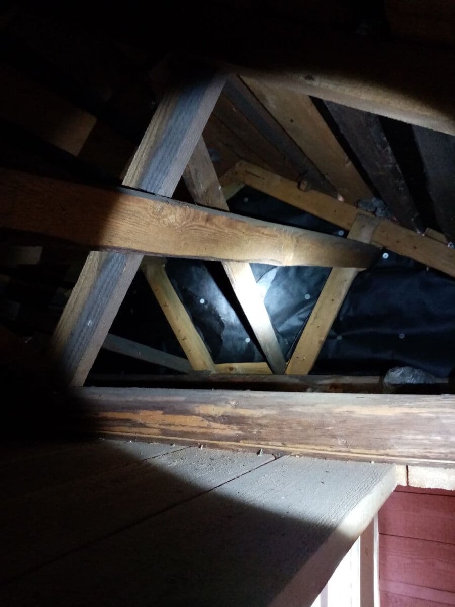 Это из гумна и палок. А в качестве балок перекрытия - жерди из леса